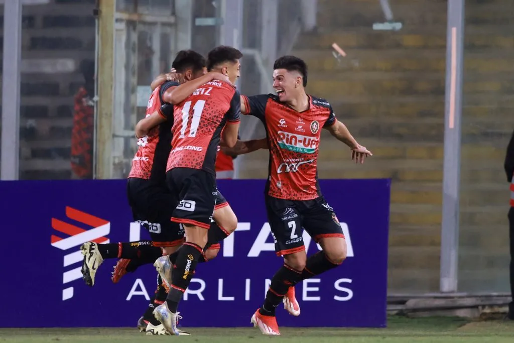 Romero, al centro, festeja el empate ante Colo Colo en el Monumental (Photosport).