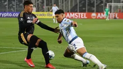 Maxi Salas encara a Alan Saldivia en el empate 1-1 entre Colo Colo y Racing en Macul.