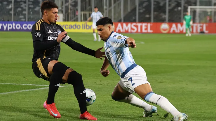 Maxi Salas encara a Alan Saldivia en el empate 1-1 entre Colo Colo y Racing en Macul.