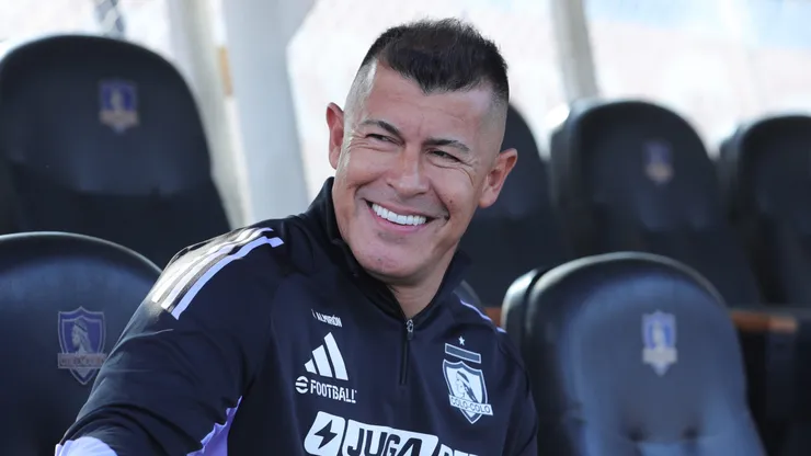Jorge Almirón se refirió a su futuro en Colo Colo en medio de cuestionamientos.