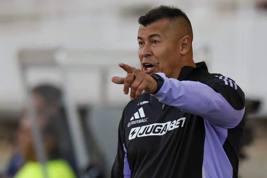 Jorge Almirón explica lo sucedido con los barristas de Colo Colo. (Foto: Andrés Piña/Photosport)