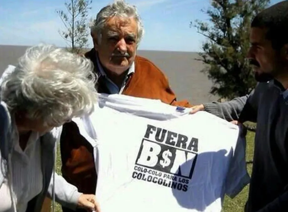 José Pepe Mujica sosteniendo la camiseta contra Blanco y Negro | FOTO: Archivo