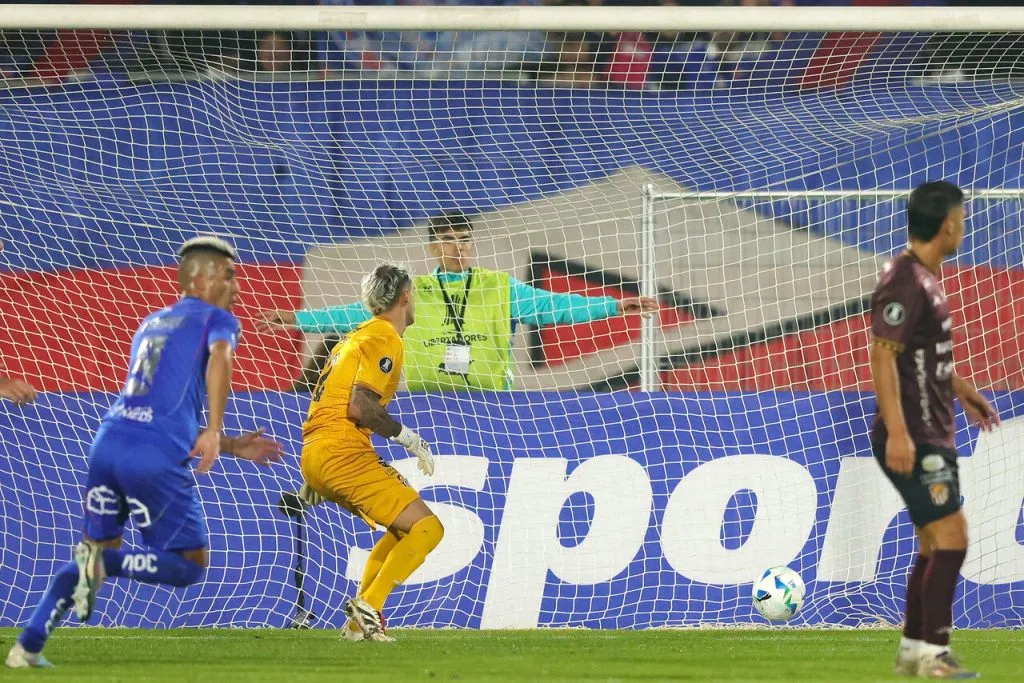 El Tucu fuera de foto y el portero Bruera mirando cómo la pelota infla la red (Photosport).