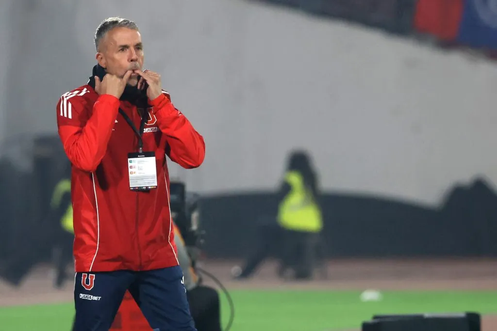 Caamaño y su queque a Álvarez. | Foto: Photosport