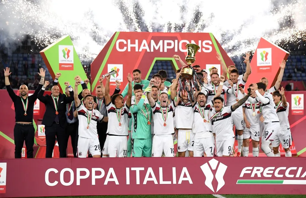 El plantel y cuerpo técnico del Bologna levantando el trofeo de la Copa Italia | FOTO: Marco Rosi/Getty Images