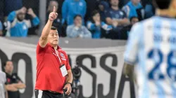 Jorge Almirón lanza indirecta en el Cacique. (Foto: Photosport)