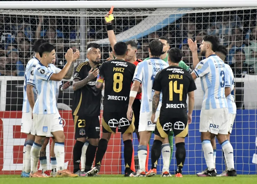 Arturo Vidal fue expulsado en el partido de Colo Colo ante Racing Club. (Foto: Photosport)