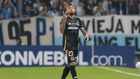 Arturo Vidal lanzó gestos y se fue expulsado ante Racing (Getty Images).