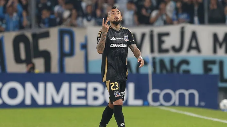 Arturo Vidal lanzó gestos y se fue expulsado ante Racing (Getty Images).