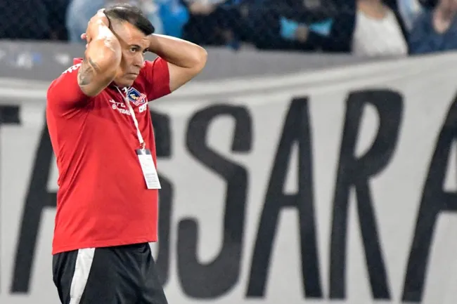 La eliminación en Copa Libertadores fue la gota que rebalsó el vaso con Jorge Almirón en Colo Colo (Photosport).