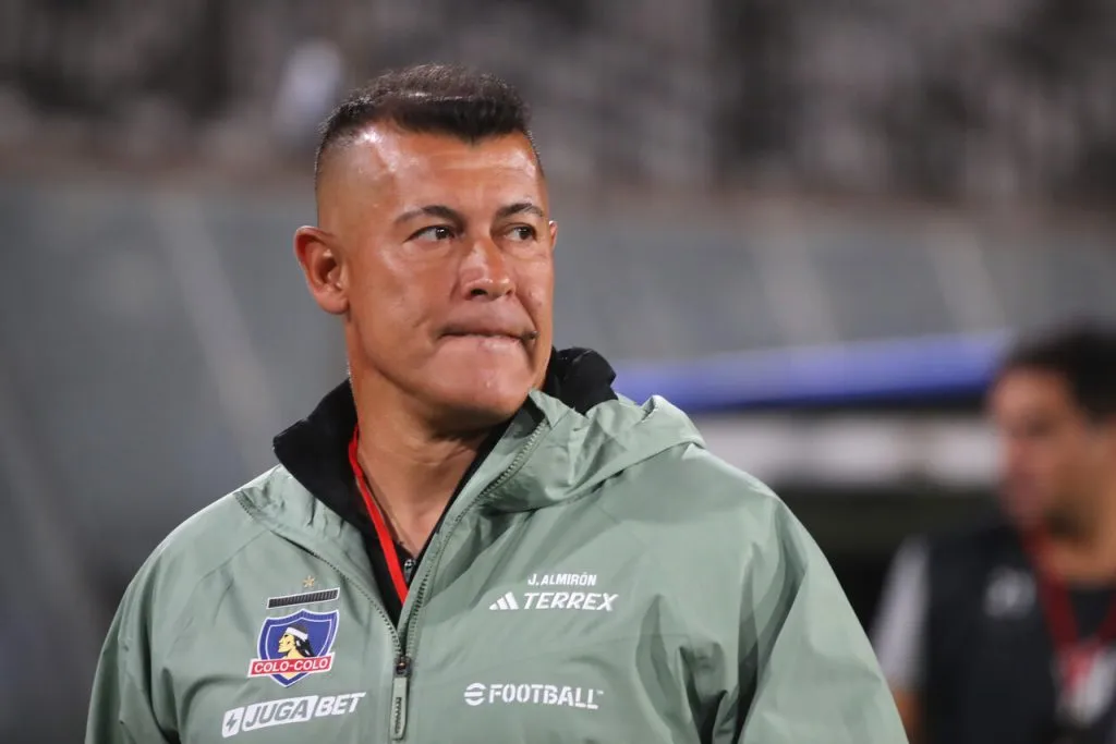 Almirón no se mueve en su postura. | Foto: Photosport