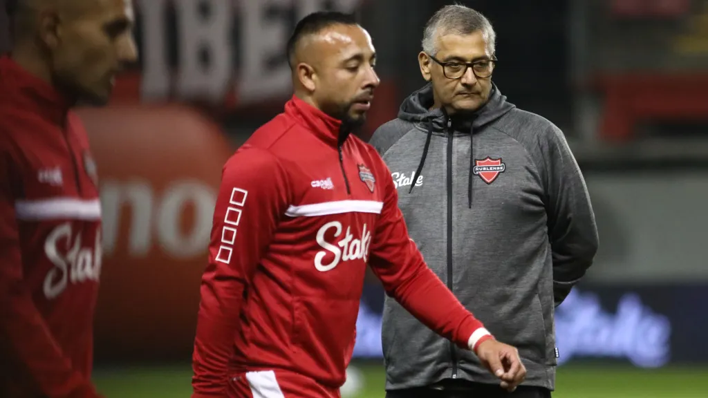 Ronald Fuentes actualmente dirige a Ñublense.