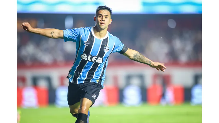 Alexander Aravena marcó un golazo por Gremio de Porto Alegre.