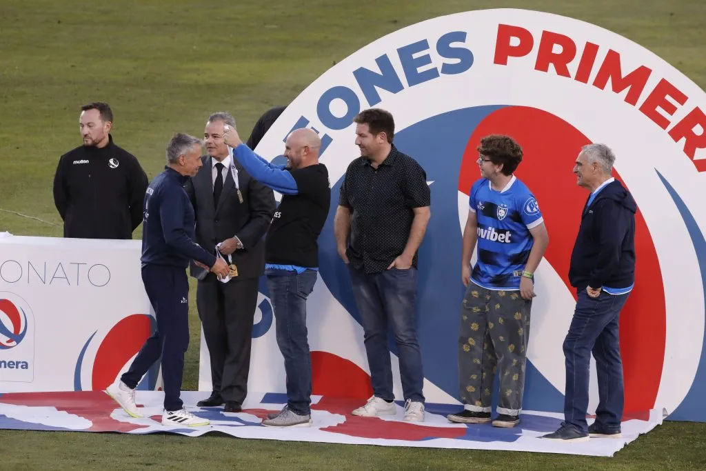 Álvarez recibiendo la medalla de campeón del fútbol chileno | FOTO: Marco Vazquez/Photosport