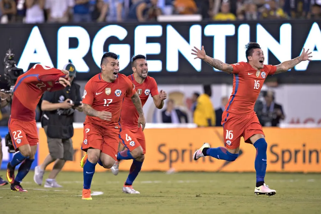 Gary Medel y Mauricio Isla en su época dorada en la selección chilena (Photosport).