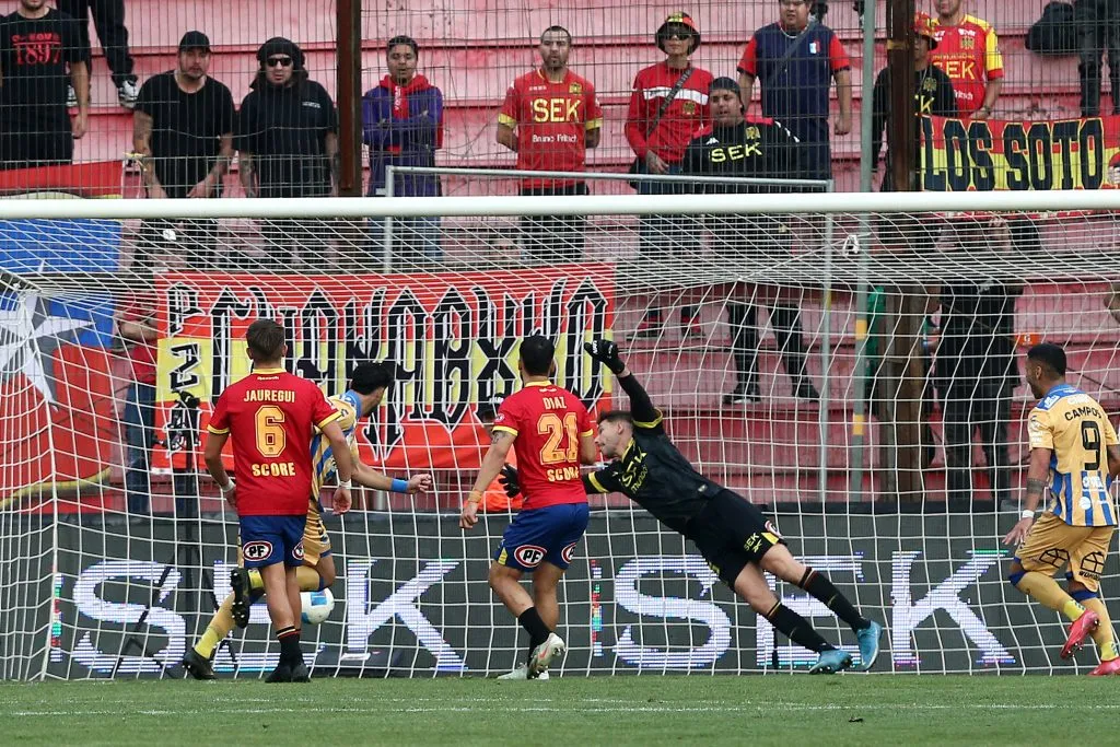 Unión Española sufrió una fea derrota en el mismísimo Santa Laura