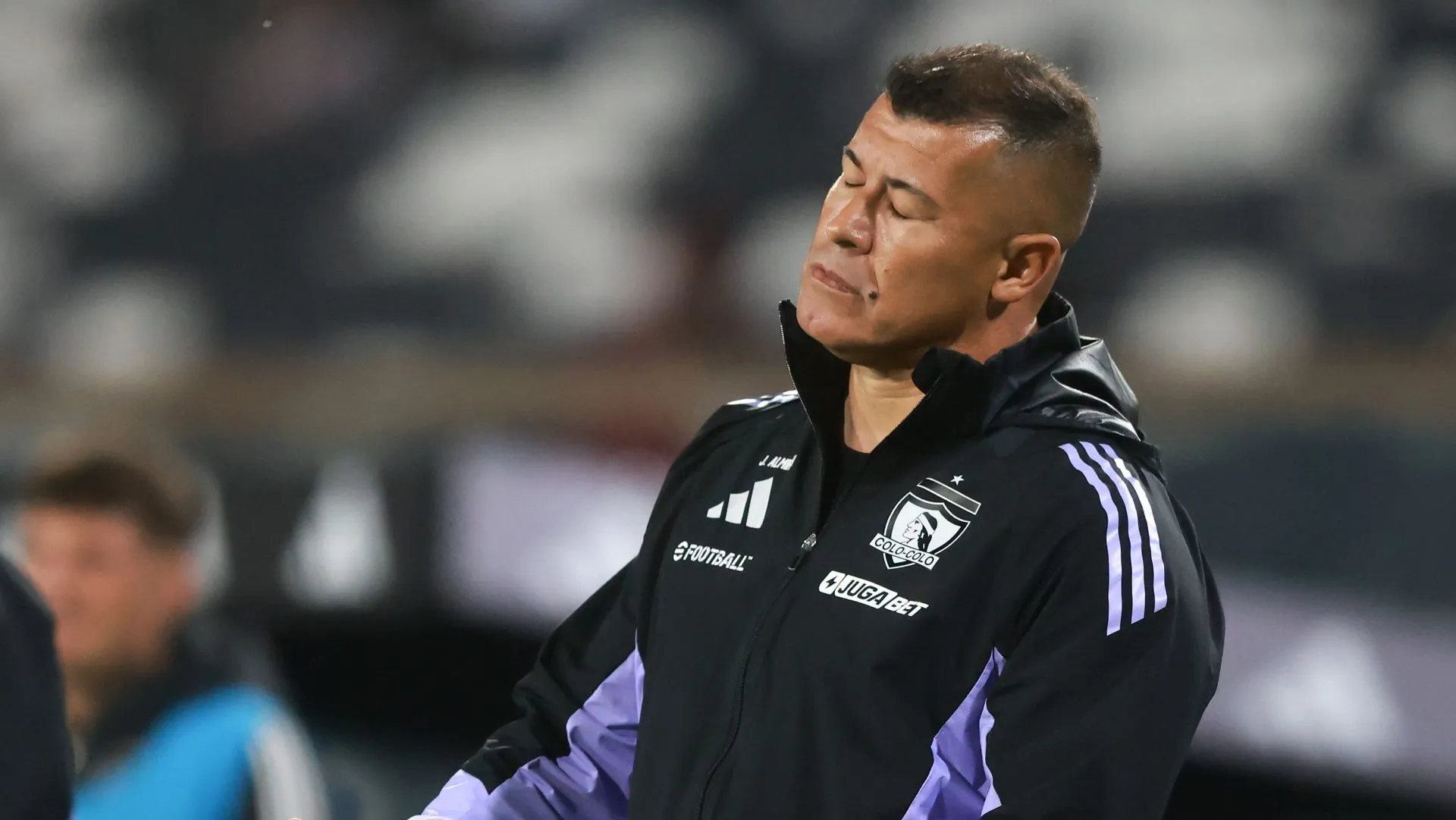 Jorge Almirón se vio cabizbajo en el partido de Colo Colo vs Ñublense. (Foto: Felipe Zanca/Photosport)