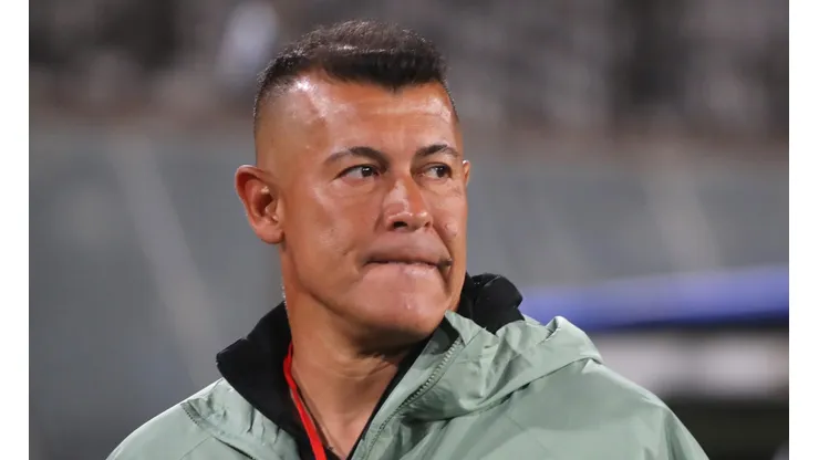 Almirón pasó de ser querido por los hinchas albos a ser duramente criticado.
