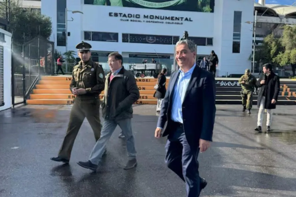 El funcionario de la Conmebol junto a Gonzalo Durán, delegado presidencial de la Región Metropolitana | FOTO: ADN Deportes