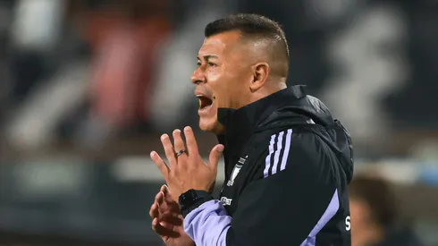 Jorge Almirón llegó raudo a la práctica en el Monumental (Foto: Felipe Zanca/Photosport)