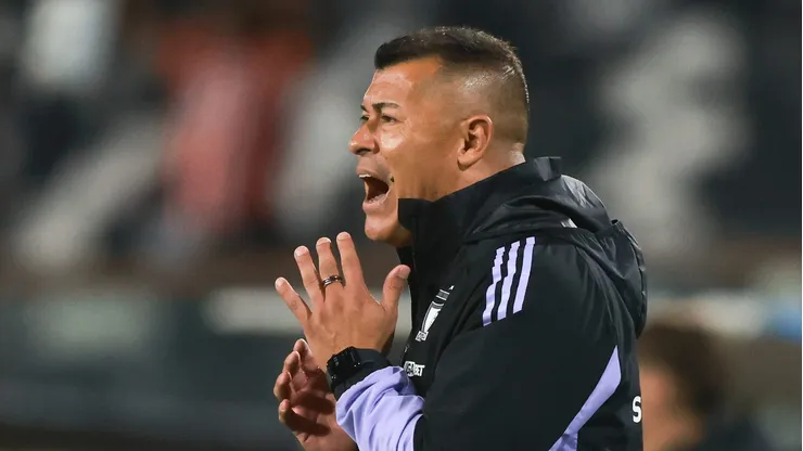 Jorge Almirón llegó raudo a la práctica en el Monumental (Foto: Felipe Zanca/Photosport)