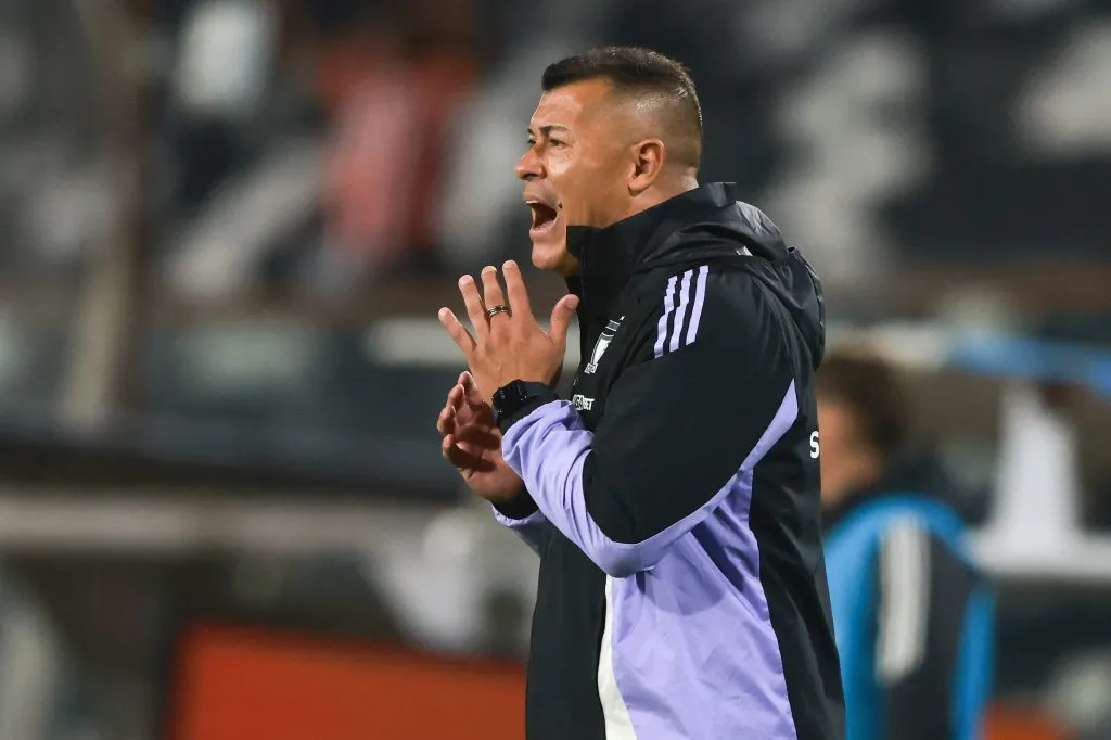 Jorge Almirón estuvo este martes en el estadio Monumental dirigiendo el entrenamiento. (Foto: Photosport)