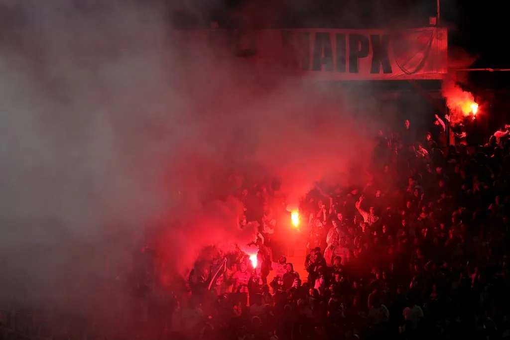 Colo Colo recibe dura acusación por lanzamiento de pirotecnia ante Ñublense (Foto: Felipe Zanca/Photosport)