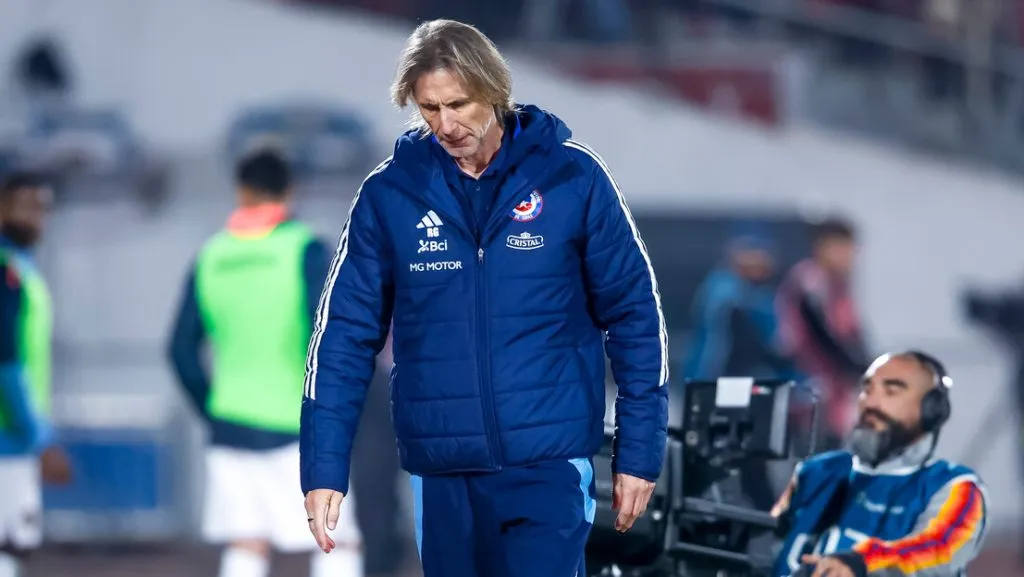 Ricardo Gareca es sacado a la pizarra por Iván Zamorano.