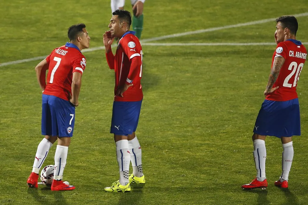 Gonzalo Jara conversa con Alexis Sanchez durante el partido del grupo A de la Copa America 2015 contra Bolivia | FOTO: Paul Plaza/Photosport