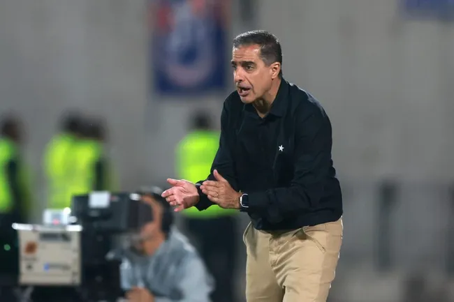 Paiva ya planifica el partido con la U | Foto: Photosport