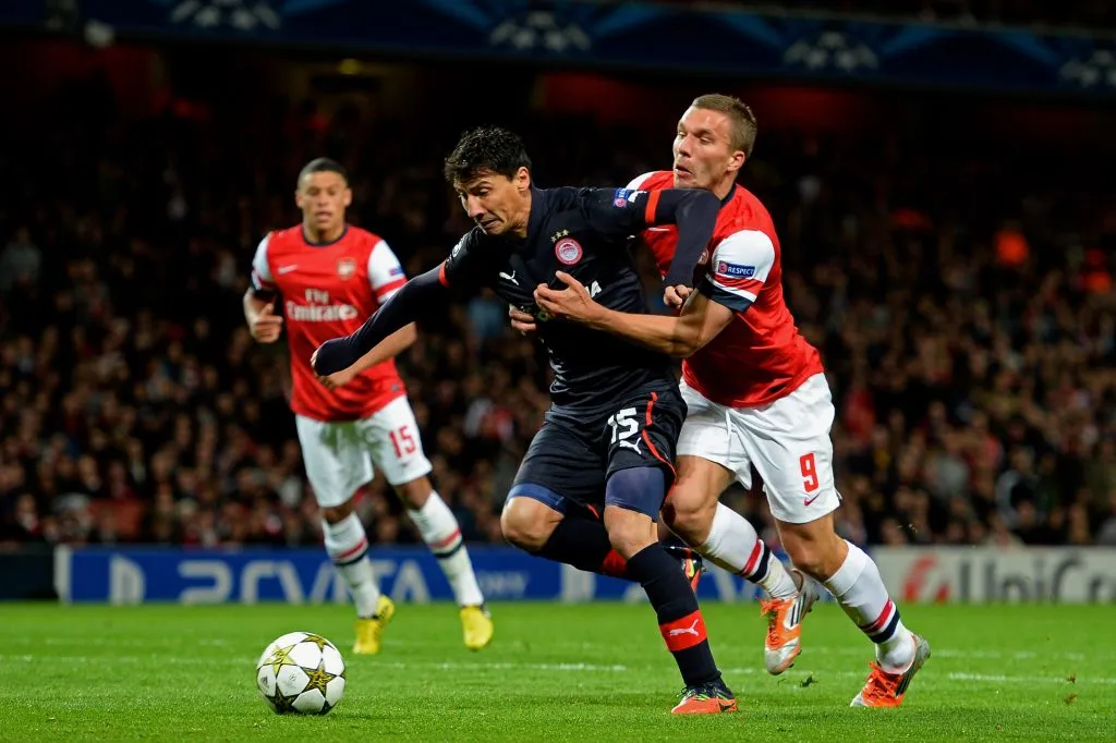 Pablo Contreras en un partido de Olympiacos contra Arsenal por Champions League en 2012. (Foto: Mike Hewitt/Getty Images)