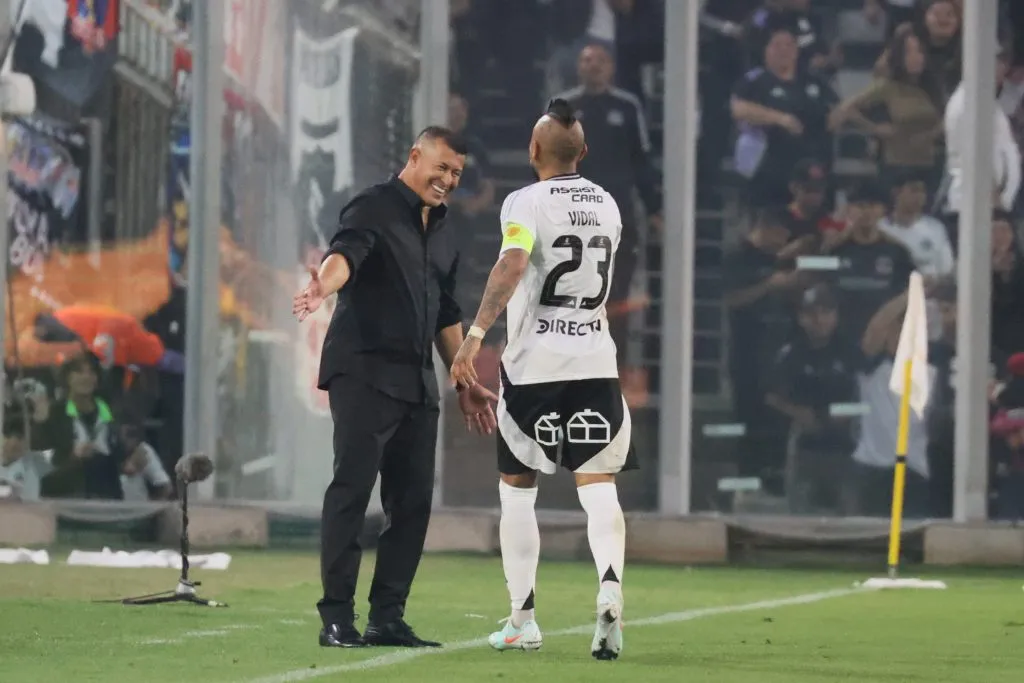 Arturo Vidal se acercó a Jorge Almirón tras su gol ante Unión Española. (Foto: Dragomir Yankovic/Photosport)