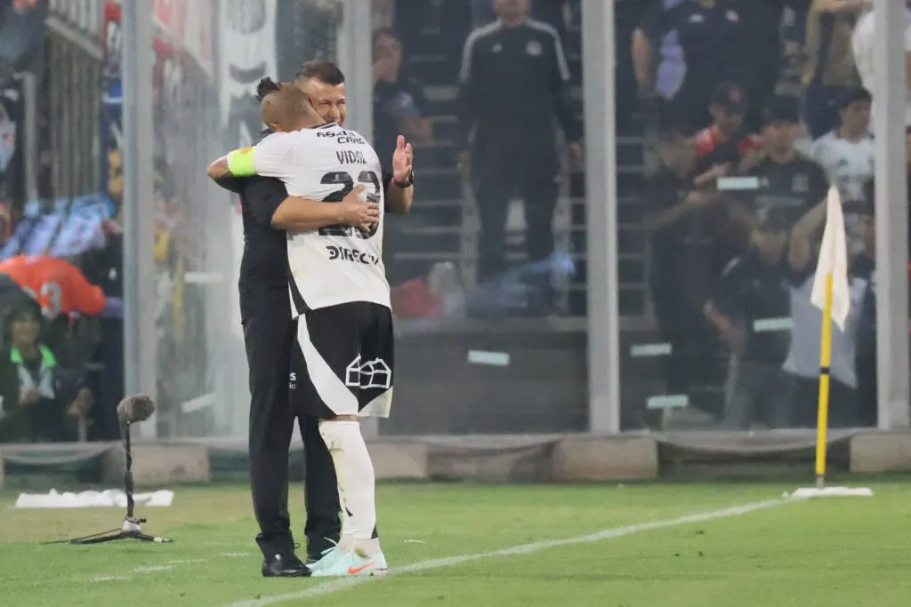 El abrazo de Arturo Vidal con Jorge Almirón en Colo Colo. (Foto: Dragomir Yankovic/Photosport)
