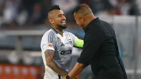 Arturo Vidal festejó junto a Jorge Almirón su regreso al gol en Colo Colo.