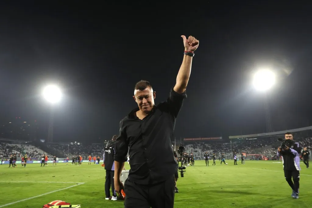 Jorge Almirón se despidió entre aplausos de los hinchas de Colo Colo (Photosport).