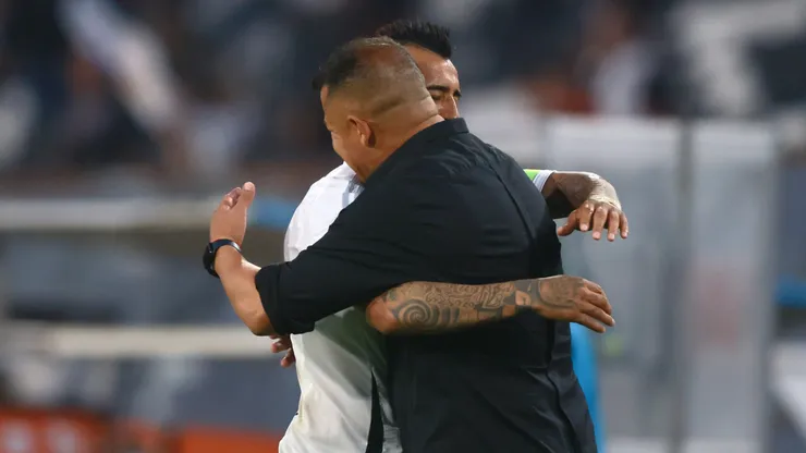 Vidal respaldó a Almirón con un abrazo (Photosport).