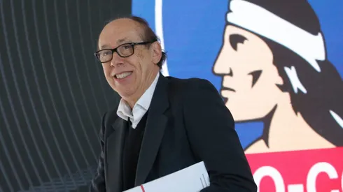 El ex mandamás de Colo Colo se retiró bajo los improperios de los hinchas albos.