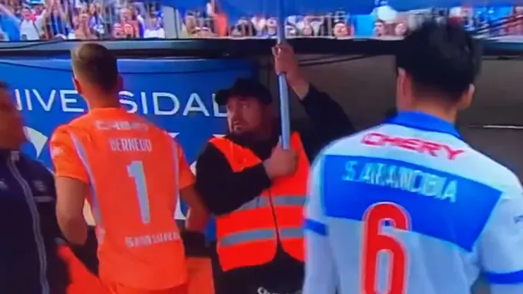 Vicente Bernedo y un par de hinchas "Cruzados" se encararon duramente en Santa Laura.
