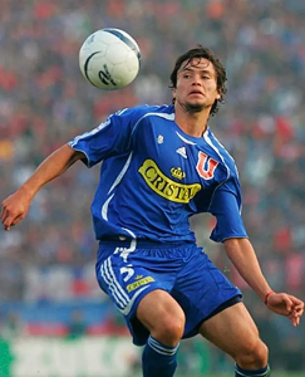 Waldo Ponce se formó en Universidad de Chile y vistió la camiseta azul en dos grandes periodos (2000-2007 y 2012-2015)