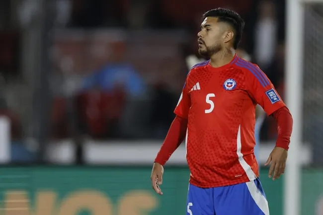 Paulo Díaz podría ser la primera baja de Chile para enfrentar a Argentina y Bolivia. (Foto: Andrés Pina/Photosport)