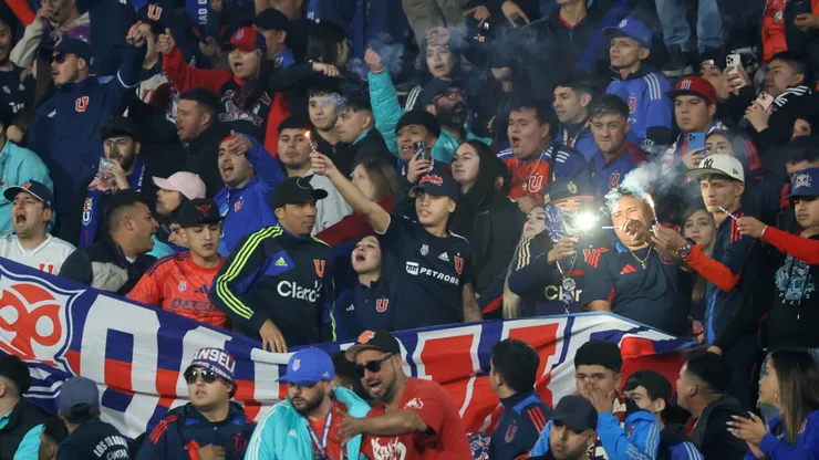 Hinchas azules siguen esperando por más entradas ante Botafogo (Photosport).