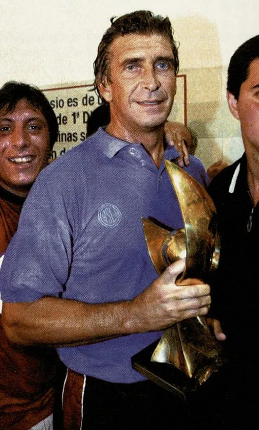 Manuel Pellegrini tras ganar la Copa Mercosur con San Lorenzo en 2001. (Foto: Conmebol)