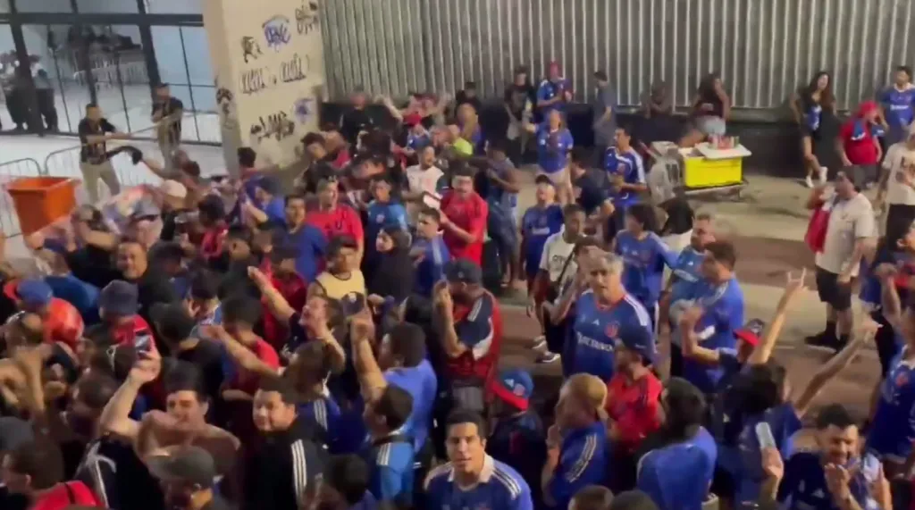 Los hinchas de la U siguen llegando en masa al Nilton Santos | FOTO: La Voz Azul