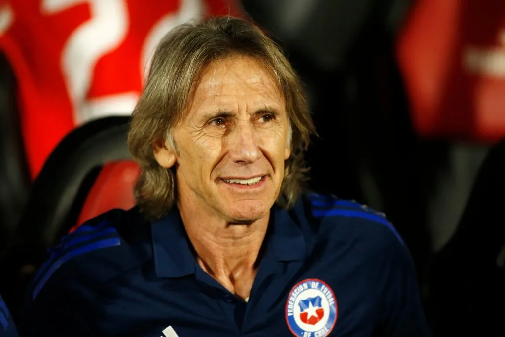 Ricardo Gareca se aferra al cargo en la Roja (Photosport).