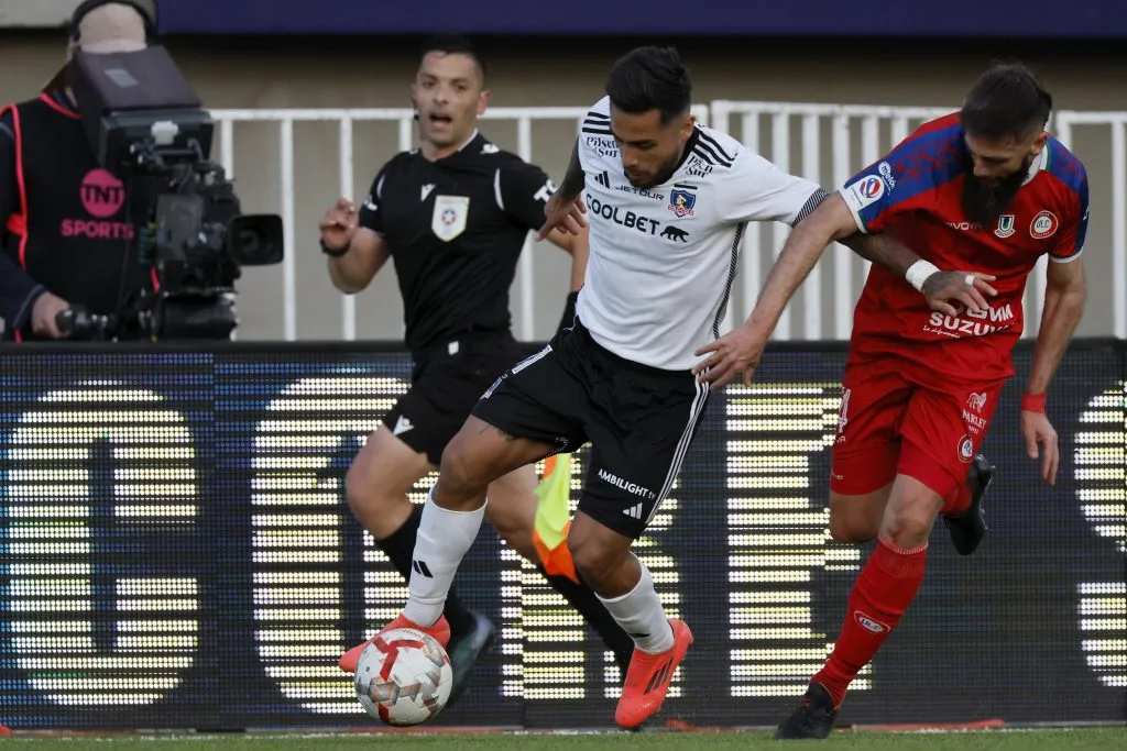 Futbol, Union La Calera vs Colo Colo.
Fecha 25, campeonato Nacional 2024.
El jugador de Colo Colo Marcos Bolados, centro, disputa el balon con Oscar Pamisari de Union La Calera durante el partido de primera division realizado en el estadio Nicolas Chahuan de La Calera, Chile.
16/10/2024
Andres Pina/Photosport

Football, Union La Calera vs Colo Colo.
25th round, 2024 National Championship.
Colo Colo’s player Marcos Bolados, center, vies for the ball against Oscar Pamisari of Union La Calera during a first division match at the Nicolas Chahuan stadium in La Calera, Chile.
16/10/2024
Andres Pina/Photosport