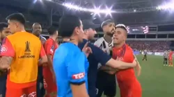 El delantero de los azules se encaró con medio mundo tras finalizado el encuentro.