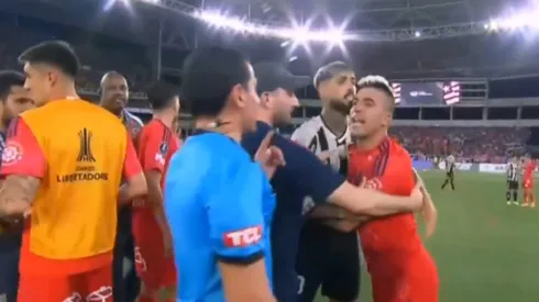 El delantero de los azules se encaró con medio mundo tras finalizado el encuentro.