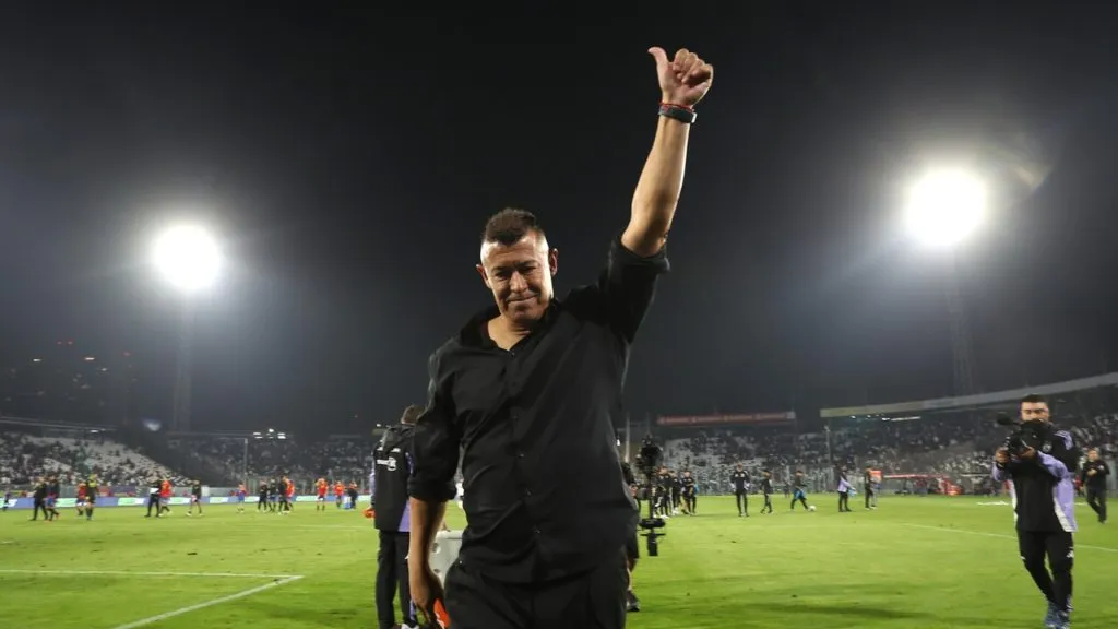 Jorge Almirón seguirá siendo el DT de Colo Colo luego de una larga novela en Macul. (Photosport).