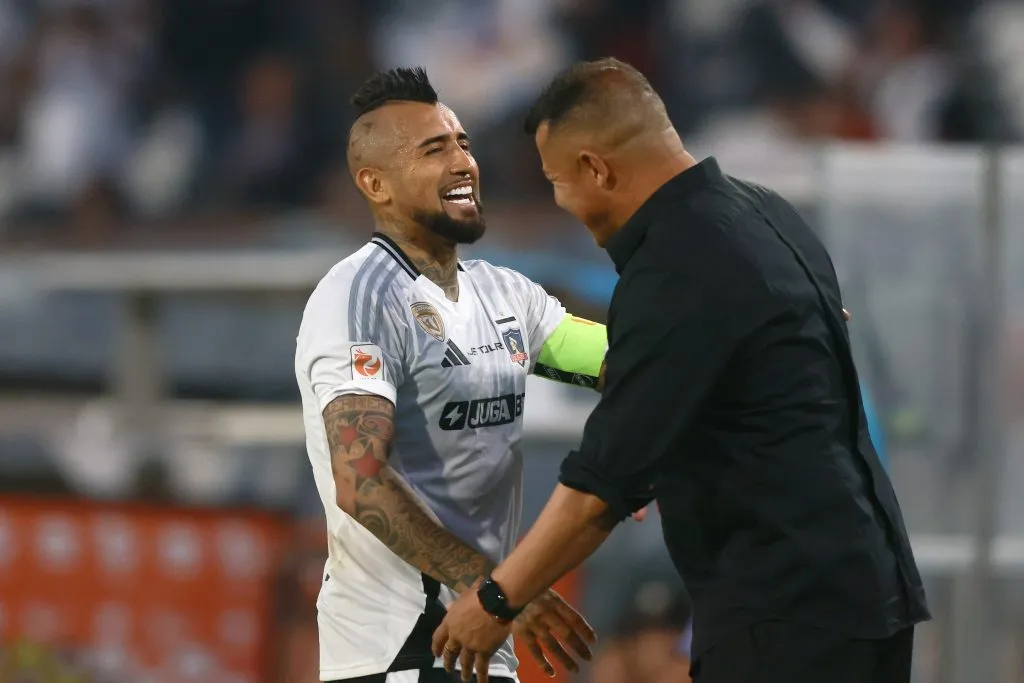 Jorge Almirón sigue en Colo Colo. El DT fue respaldado por referentes como Arturo Vidal en el último partido. (Foto: Photosport)