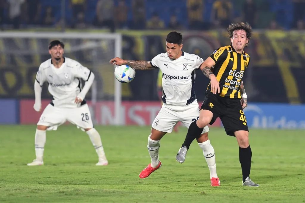 El ariete de 33 años enfrentando a Independiente de Avellaneda | FOTO: Christian Alvarenga/Getty Images